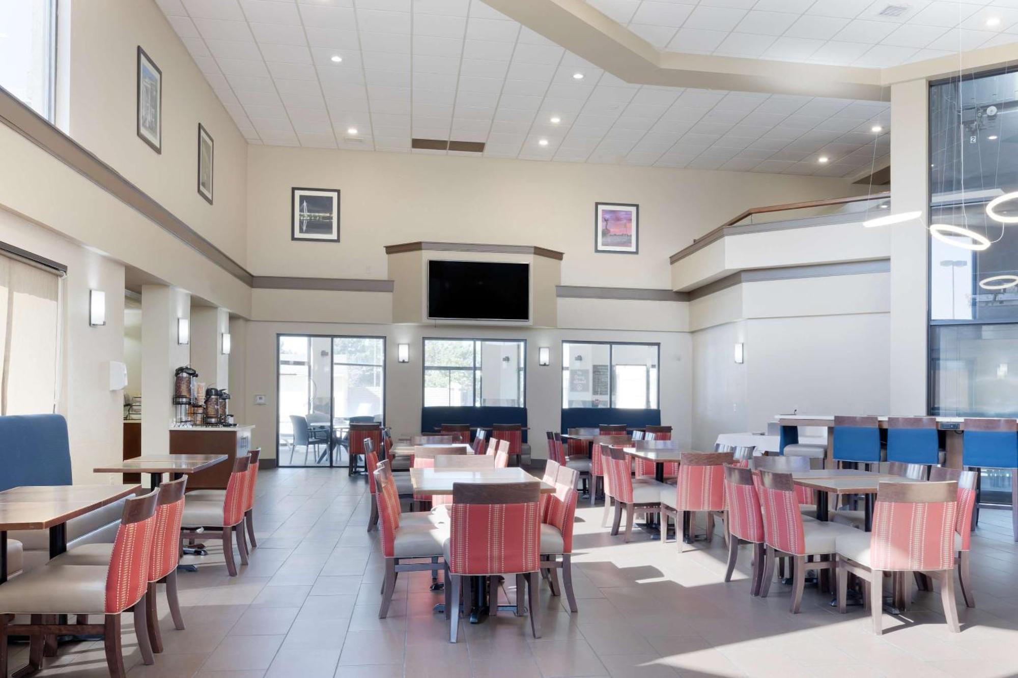 Comfort Inn & Suites Wichita Extérieur photo