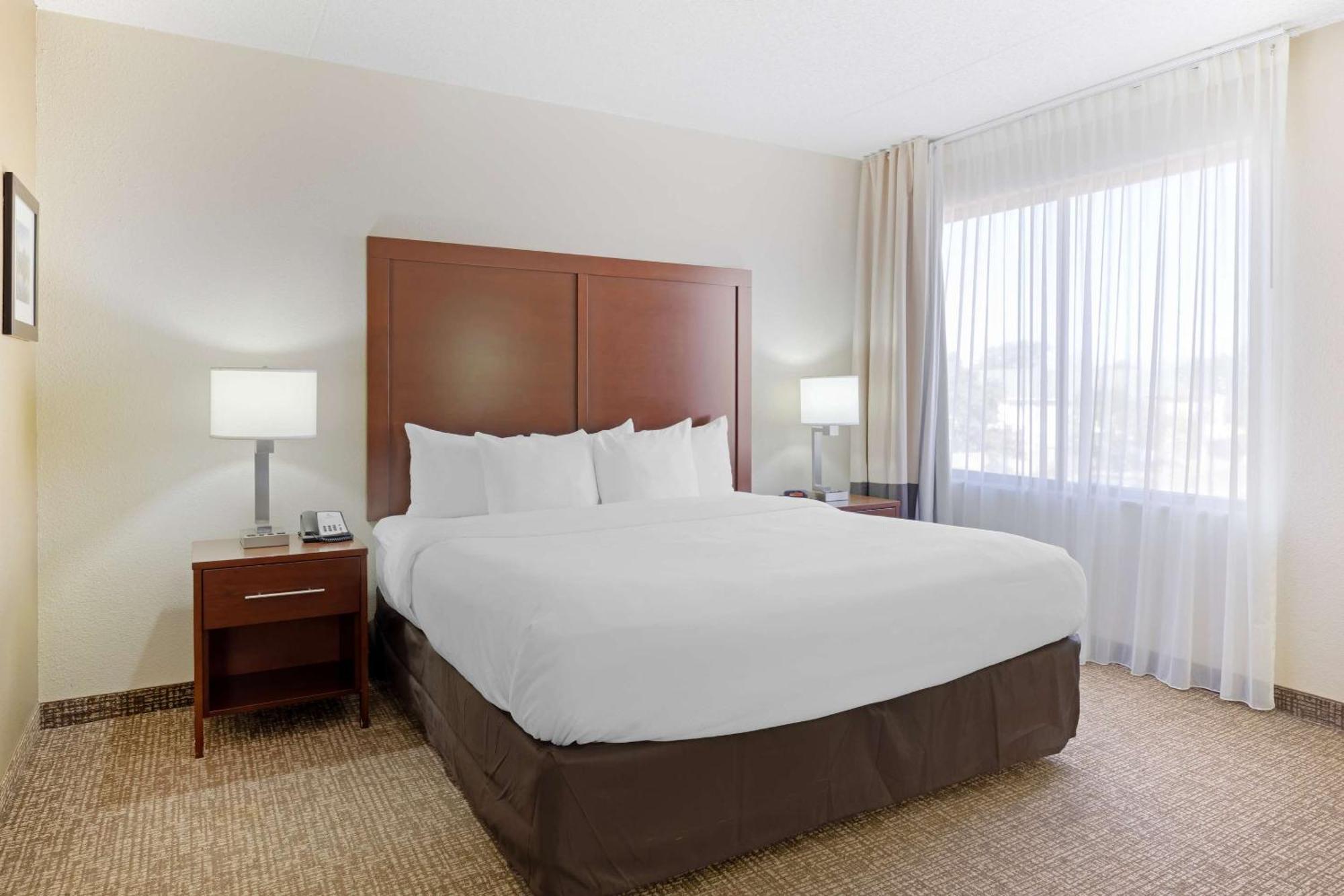 Comfort Inn & Suites Wichita Extérieur photo