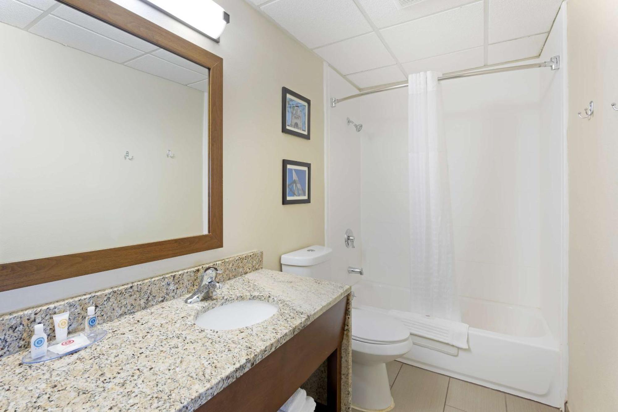 Comfort Inn & Suites Wichita Extérieur photo