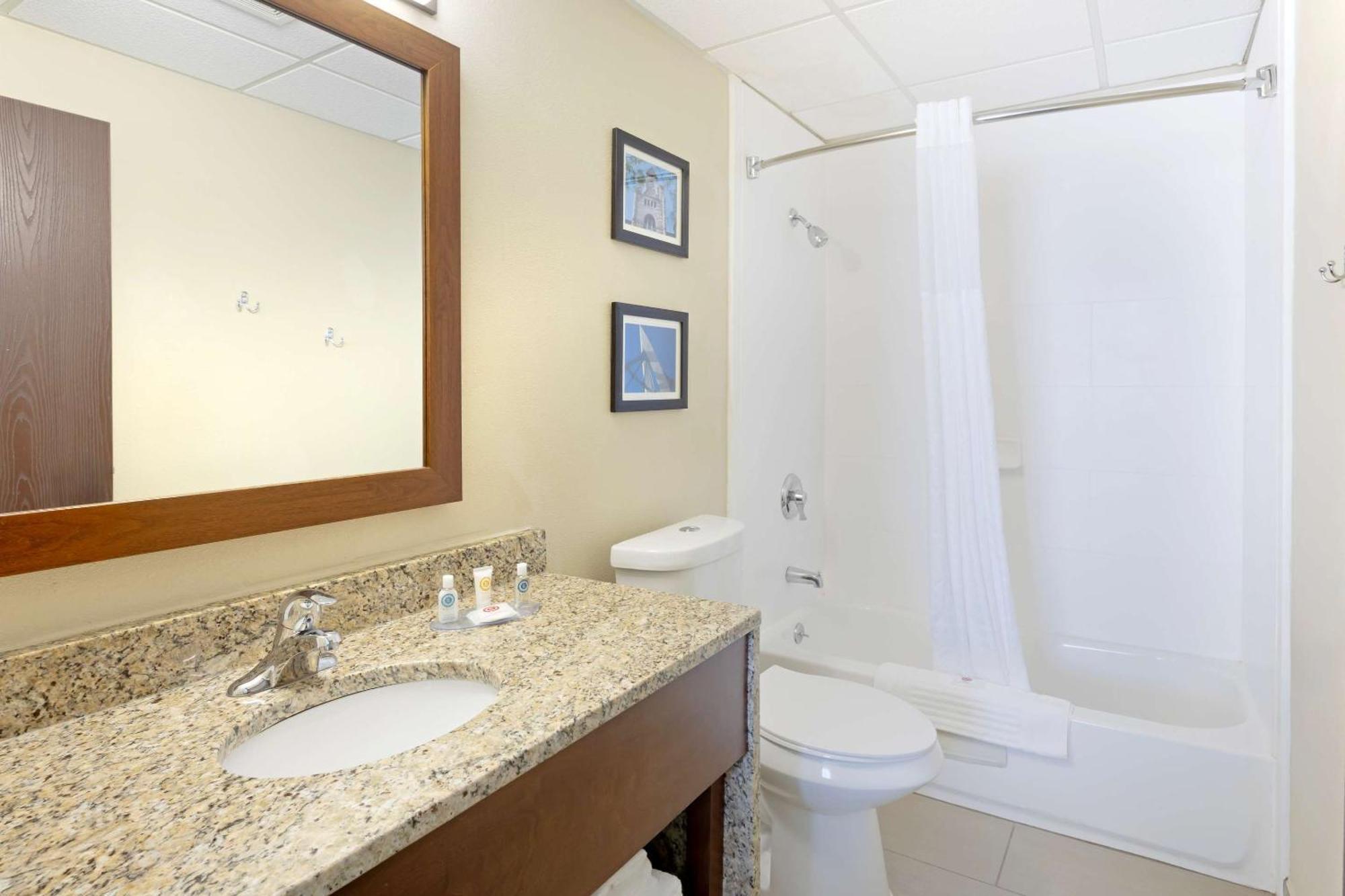 Comfort Inn & Suites Wichita Extérieur photo