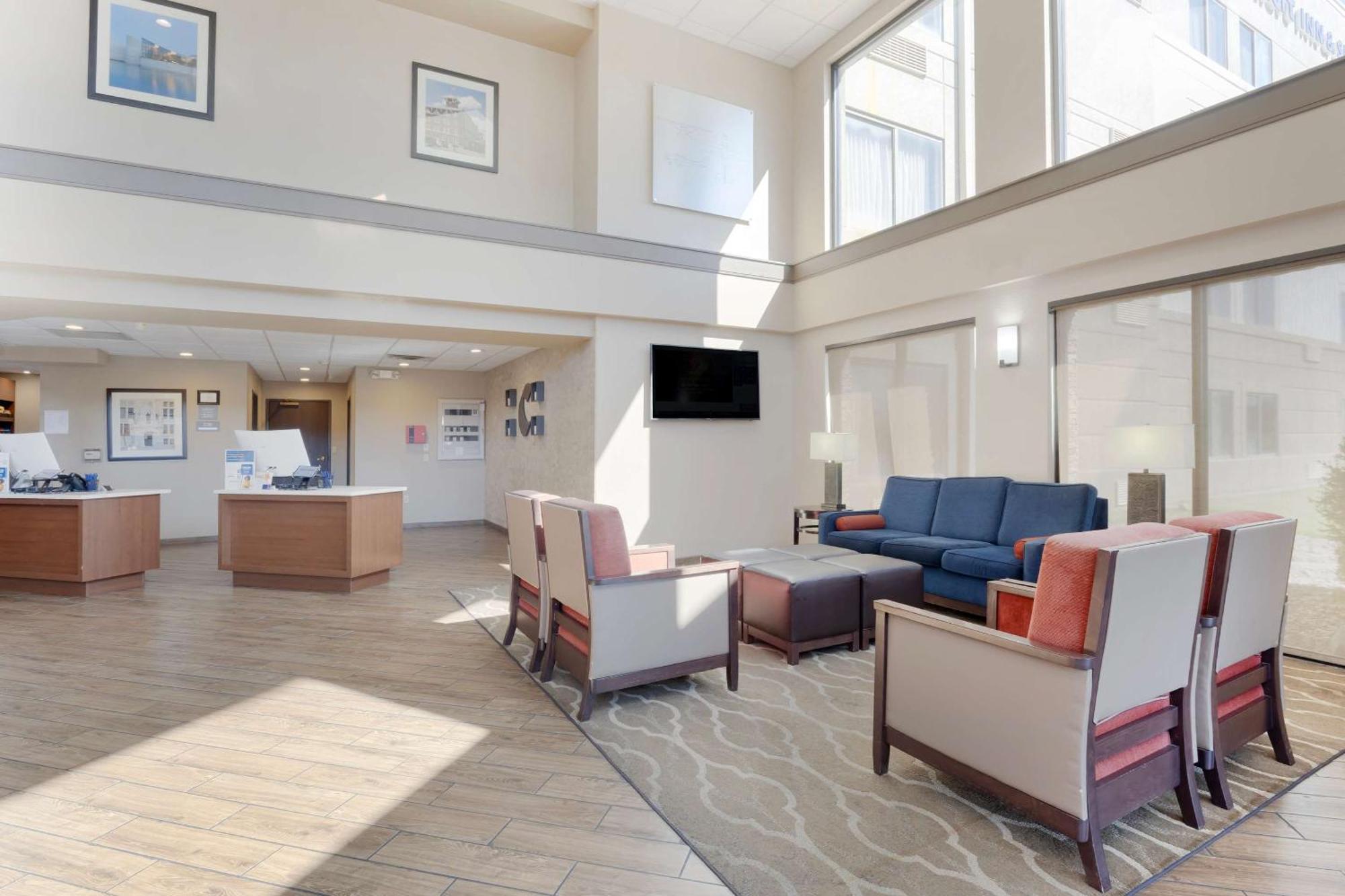 Comfort Inn & Suites Wichita Extérieur photo