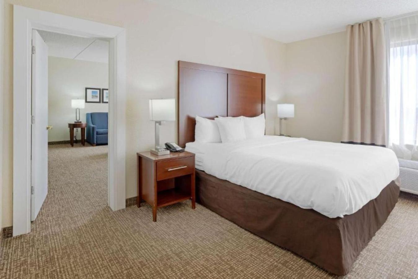 Comfort Inn & Suites Wichita Extérieur photo